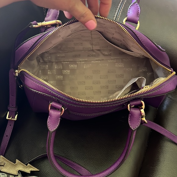 authentic Michael Kors handbag with a crossbody option. Mint condition. - Picture 5 of 7